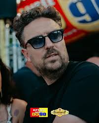 Continuer à avancer. Se fixer de nouveaux objectifs. Relever de nouveaux  défis. Toujours apprendre, toujours créer. Et surtout… sans jamais se  prendre trop au sérieux.