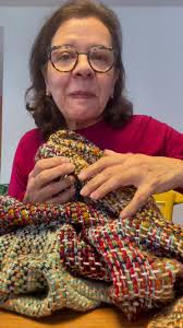 É uma manta pra sofá!!!!!! Linda, colorida, macia! #artesanato #inverno  #moda #ferias #tearmanual #esquentarofrio #artesanatocriativo #presente  #manta #sofa #esquentarofrio #cobertor #xaledo