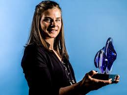 Lotte kopecky was één van de rensters die zich daarin liet opmerken. Lotte Kopecky Wint Voor Het Eerst In Haar Carriere De Kristallen Fiets Kristallen Fiets 2020 Hln Be