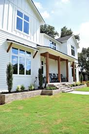 Black And White House Exterior Modern Benjamin Moore Simply White Modern Farmhouse Exterior All White House With White Wind White Exterior Houses Modern Farmhouse Exterior White Farmhouse Exterior