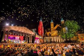 Последние твиты от andré rieu (@andrerieu). Terrassenarrangements Andre Rieu Maastricht Juli 2020 Besuche Maastricht