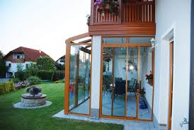 Unter Balkon Montage Eines Wintergartens In Ockerbraun Mit Schiebetur Wintergarten Design Fur Zuhause Terrassenuberdachung