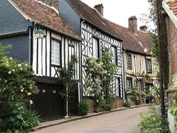 En Picardie Fete Des Roses A Gerberoy 60 Decoration Exterieur Beaux Villages Village Francais