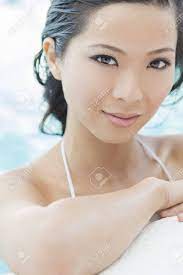 Une Belle Sexy Jeune Femme Asiatique Chinoise Orientale En Bikini Et Se  Détendre Sur Le Côté De La Piscine Banque D'Images et Photos Libres De  Droits. Image 14747947