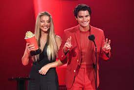 The 2021 mtv movie & tv awards was an awards presentation broadcast on may 16 and 17, 2021. Chase Stokes Madelyn Cline Kiss At Mtv Movie And Tv Awards Popsugar Celebrity