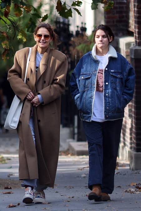 Katie Holmes and Suri Noelle walking together in New York City, AI generated