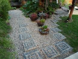 Viele Ziersteine Verwenden Einzelne Trittsteine Auflegen Pflanzentopfe Trittsteine Garten Mosaikwege Mosaikgarten