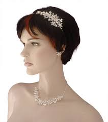 Beraten sie sich mit ihrem friseur über den passenden haarschmuck zu ihrer frisur. Pin Auf Beautiful Bridal Hair Decoration Haarschmuck Hochzeit