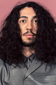 Sieht gut aus auf dem bild. Locken Und Zwar Bitte Lang Wilde Mahnen Sind Auch Fur Manner Trend 2021 Gq Germany