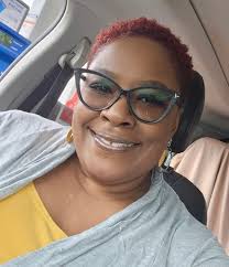 LOVING the way these yellow cactus earrings complemented my dress today,  and so does over half the office!! Gotta love The Crazy Earing Lady. 👏👏👏 