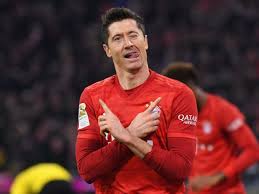 He dropped deep to collect the ball and drive forward. Robert Lewandowski Karriere Und Privatleben Des Weltstars Fc Bayern