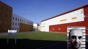 Redoine faid was being visited by his brother in réau prison in the paris region when the men burst into the room on sunday morning and extracted him. Le Braqueur Redoine Faid Raconte Sa Vie En Prison A L Isolement On Est Emmure Vivant