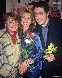 Gazon maudit est un film de josiane balasko, sur un scénario de josiane balasko, patrick aubrée et telsche boorman, sorti en 1995. Victoria Abril Avec Les Acteurs De Gazon Maudit Josiane Balasko Et Alain Chabat Puretrend