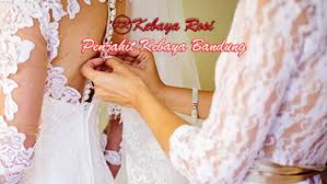 Model kebaya pengantin yang satu ini memiliki keunikan model kerah berbentuk v neck kancing depan dengan motif payet berwarna navy yang sangat cantik membuat tampilan baju tampak anggun dan elegan. 4 Jenis Utama Model Kebaya Pengantin Batak Paling Populer