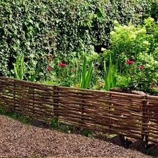 Unsere Beeteinfassung Aus Haselnuss Ist Robust Naturlich Und Besitzt Viel Landlichen Charme Die Aufstellung I Beeteinfassung Gartengestaltung Garten Hochbeet