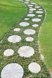 Curving Stepping Stone Path In The Garden Stone Path Stepping Stones Diy Garden Paving