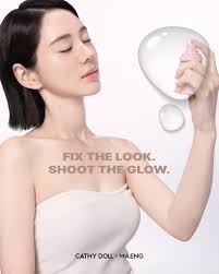 For distributor inquiries please contact: 📩export@karmarts.co.th] Lock  your glam all day with Cathy Doll x MAENG Fix&Fill Setting Spray 💦  Lightweight, hydrating, and smooth — it keeps your makeup fresh and flawless