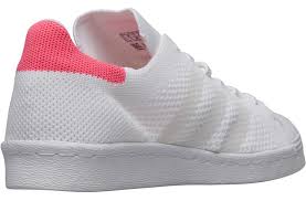 Der klassiker von adidas wurde ursprünglich für die basketballcourts dieser welt entwickelt, doch er verbreitete sich in den 70ern rasend schnell und wurde zum kultschuh in der musikszene der usa. Adidas Originals Damen Superstar 80s Primeknit Sneakers Weiss Fur Nur 48 95 It S Maxx