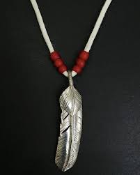 𝗴𝗼𝗿𝗼 𝘀 適合新手的皮繩組合這是適合新手入門goro s的最簡單特大羽毛組合之一 由於goro s的商品價格較高 因此大多數goro s粉絲都會從最簡單 最隨性的風格開始 如圖所示 我們大多數客戶的目標都是建立鍊條組合 但是 pendant necklace pendant necklace