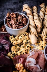 Vesperplatte Mit Selbstgemachten Kasecrackern Und Brotstangen Life Is Full Of Goodies Rezept Lebensmittel Essen Sudtiroler Speck Vesper