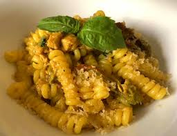 Pasta fiori di zucca e tonno. La Ricetta Fusilli Corti Col Buco Con Fiori Di Zucca Alici Tonno E Zafferano Un Primo Piatto Di Stagione Per I Palati Piu Esigenti Il Corrierino