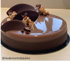 Faites chauffer le lait le sucre et la crème ajouter le cacao en poudre tamisé en mélangeant avec une spatule jusqu'à totale absorption ajoutez la gélatine hors du feu et passez au chinois pour enlever les résidus de chocolat laissez refroidir et couler à 30 °. Un Glacage Brillant Et Sans Bulle Pour Sublimer Vos Entremets Bamix