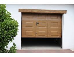 Cette Porte De Garage Sectionnelle A Ouverture Plafond Allie Les Avantages Du Pvc Avec L Aspect Chaleureux Du Porte De Garage Sectionnelle Porte Garage Garage