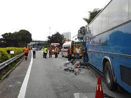 Kemalangan itu menyebabkan pemandu bas terbabit tersepit dan disahkan meninggal dunia di lokasi kejadian, manakala pemandu treler berusia 33 tahun lelaki terbabit akan diserahkan kepada polis di pulau pinang selepas semakan rekod mendapati pemandu treler terbabit adalah individu. Penang Kini Kemalangan Berhampiran Jambatan Pulau Pinang ÙÙŠØ³Ø¨ÙˆÙƒ