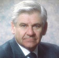 Des drapeaux en berne pour Andr&eacute; Villeneuve