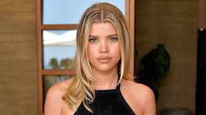 She's 19, the singer told the daily telegraph (via people) in 2018. Sofia Richie Celebrates Turning 22 With Dad Lionel And Sister Nicole Following Scott Disick Split Whas11 Com