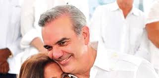 Abinader entrega títulos y tarjetas en Monte Plata