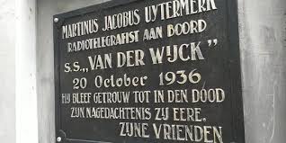 Plakat di tugu kapal van der Wijck