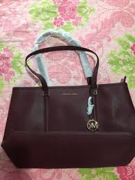 Reach for a michael kors logo print tote, or a tote in one of our bright and bold colors to let your personality shine. Brand New And Original Michael Kors Large Tote Bag With Zipper Luxury Bags Wallets On Carousell