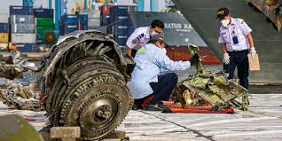 Cvr yang merupakan bagian dari kotak hitam pesawat ini merupakan komponen penting untuk mengungkap penyebab kecelakaan udara yang dialami sriwijaya air nomor penerbangan sj 182. Tni Al Kembali Kirim Penyelam Lanjutkan Pencarian Cvr Pesawat Sriwijaya Sj 182 Merdeka Com