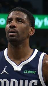 這一幕似曾相識？Kyrie Irving 負傷仍堅持站上罰球線，致敬不屈鬥志！🐍, Toughness personified! Kyrie  Irving nails two free throws before exiting with a knee injury. A moment of  déjà vu? 🐍