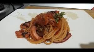 Gli spaghetti alla luciana sono un piatto della tradizione marinara napoletana, in cui la pasta viene condita con il sugo del polipo o dei polipetti, cotti. Spaghetti Con Polipetti Alla Luciana Youtube