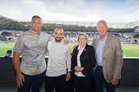 We are a welsh football club based in the city of swansea that play in the championship. Wc W Beldmdqsm