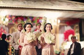 Pakaian adat jawa tengah untuk pria dan wanita, nama pakaian adat, deskripsi makna penjelasan & filosofi, pakaian pengantin, baju adat dan busana adat pakaian adat jawa tengah ini hampir sama dengan pakaian adat yogyakarta, akan tetapi banyak juga perbedaan yang bisa kita lihat jika mau. Panduan Rangkaian Prosesi Pernikahan Adat Jawa Beserta Makna Di Balik Setiap Ritualnya Bridestory Blog