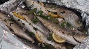 4 cefali da porzione,1 limone,4 ciuffi di aneto,1 bicchiere di vino bianco secco,1 cucchiaino di brandy,1 cipolla,aglio,olio d'oliva,1 pizzico di sale,1 pizzico di pepe. Pesce Al Cartoccio Mare Profumo Di Mare Youtube