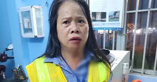 Clip: Người phụ nữ hành hung nhân viên gác chắn tàu vì không mở barie để  vượt đường ngang khi tàu sắp đến gần