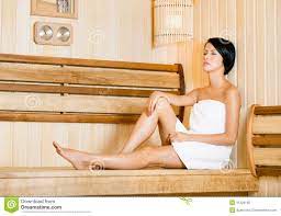 Halb Nacktes Mädchen, Das in Der Sauna Sich Entspannt Stockbild - Bild von  freizeit, erwachsener: 31329105