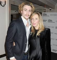 They started their romantic relationship when he was 18 while she was 42, eventually announcing their engagement at the film's premiere in october 2009. Sam Taylor Wood Marries Aaron Johnson Hello