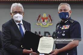 Ahli parlimen kapar abdullah sani mendakwa seorang pengikut zuraida kamaruddin mengugut isterinya selepas beliau. Nqyi 3fkw En4m