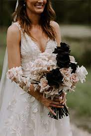If it is a bouquet that has been given to us, the first thing we should do is remove the paper that wraps the bouquet, cut the stem of the flowers diagonally, remove the remaining leaves and put them in water. Wedding Flowers Seasonality Guide For Your Wedding Day