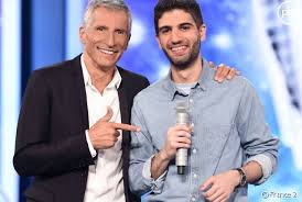 It broadcasts on the television station france 2 as of 15 december 2007 and is produced by air productions. N Oubliez Pas Les Paroles Informations Et Dernieres Actualites Puremedias