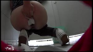 無修正動画 裏DVD】有名大学休憩時間の洗面所事情 Vol.10 しゃがみながらお尻をクイっ!【盗撮 バック 美少女】 -  裏DVD・無修正DVD・ストリーミング 【裏DVDマリア】