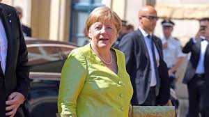 Immer im dienst, immer bescheiden, nie abgehoben oder schrill, so kennen wir angela merkel. Angela Merkel Geht Die Kanzlerin Allein In Den Ruhestand Gala De