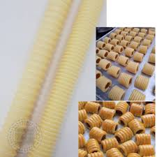 Salah satu yang menarik tapi mudah, yaitu membuat nastar gulung dengan motif dari garpu. Sinlian Rolling Pin Nastar Gulung Garis Kecil 131 Acuan Shopee Indonesia