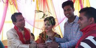 29 states and 7 union territories are just a number, there are way more no of wedding rituals and customs that india enjoys. Wedding With A Difference Assamese Couple Chooses Old Clothes And Books Over Fancy Gift Items