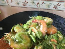 Larutkan fiber creme dengan air hangat lalu tuang ke dalam udang. Sambal Hijau Udang Petai